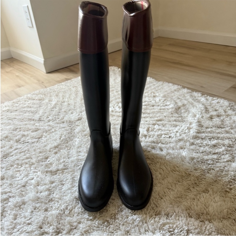 Burberry Two Toned Equestrian Bridle Wellington Rain Boots - Picture 4 of 9